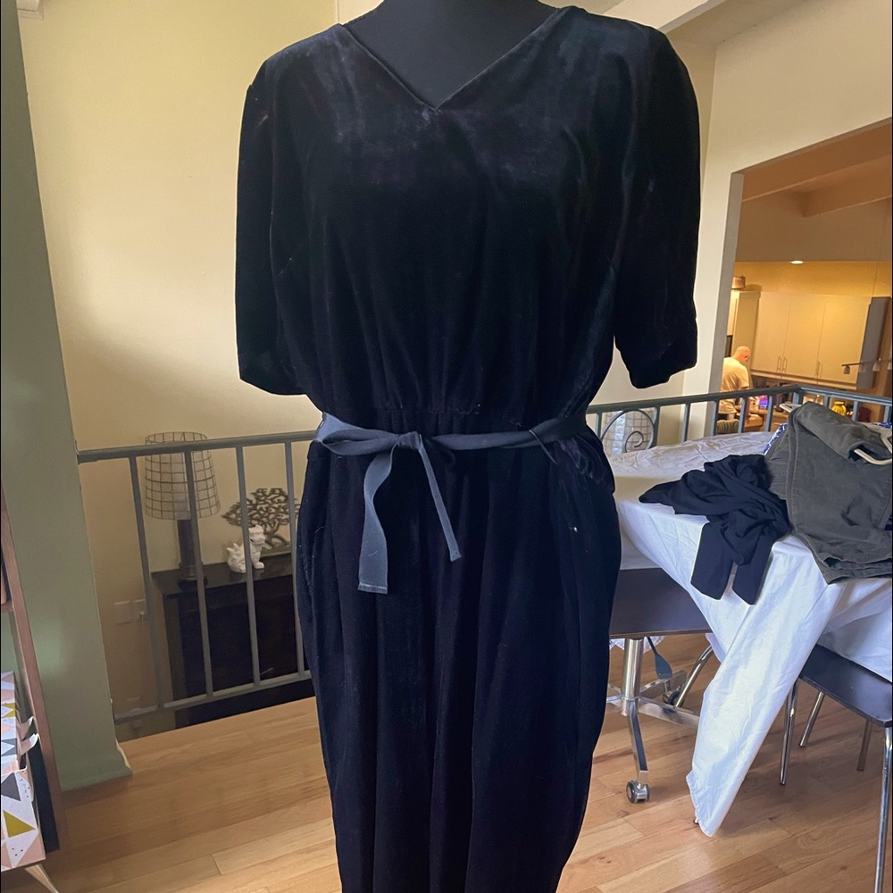 Ann Taylor black velvet v neck romper 14 petite